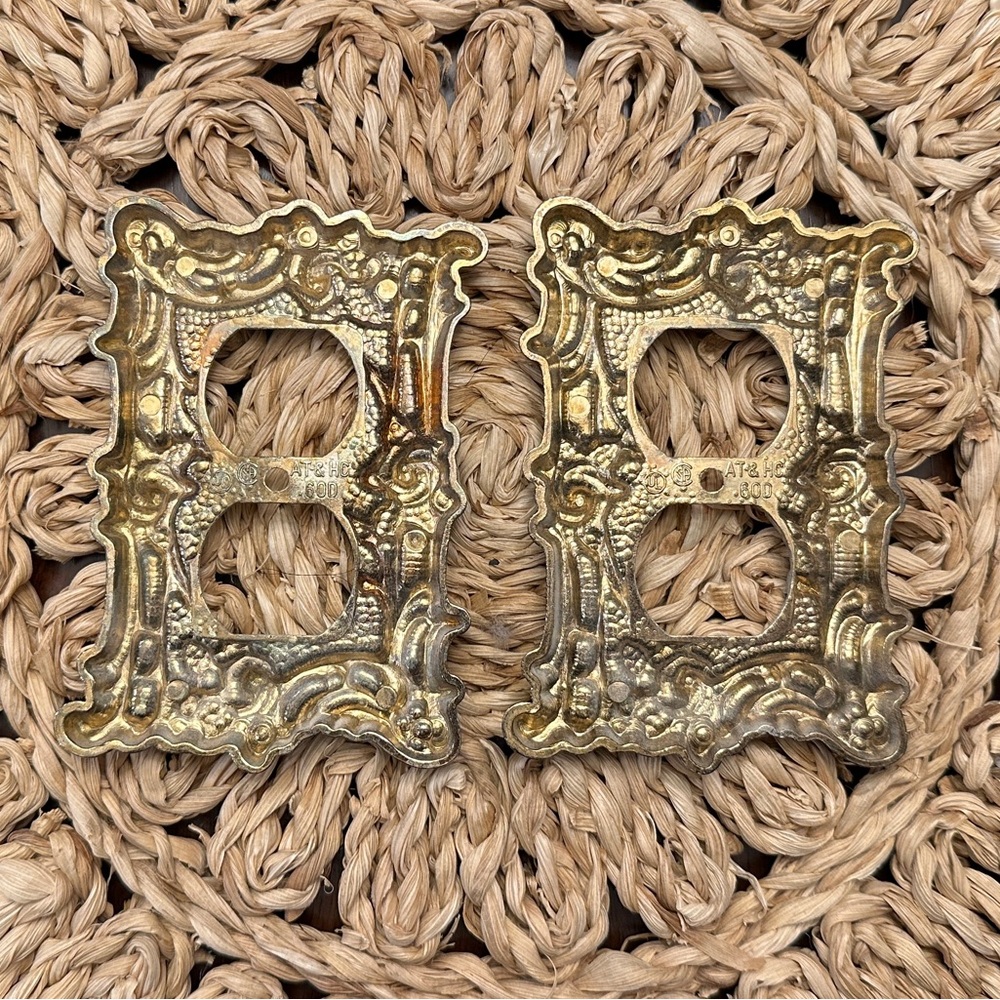 Set of 2 - 1960s Vintage Ornate Metal Double Toggle Switch Plate Covers - Picture 5 of 6
